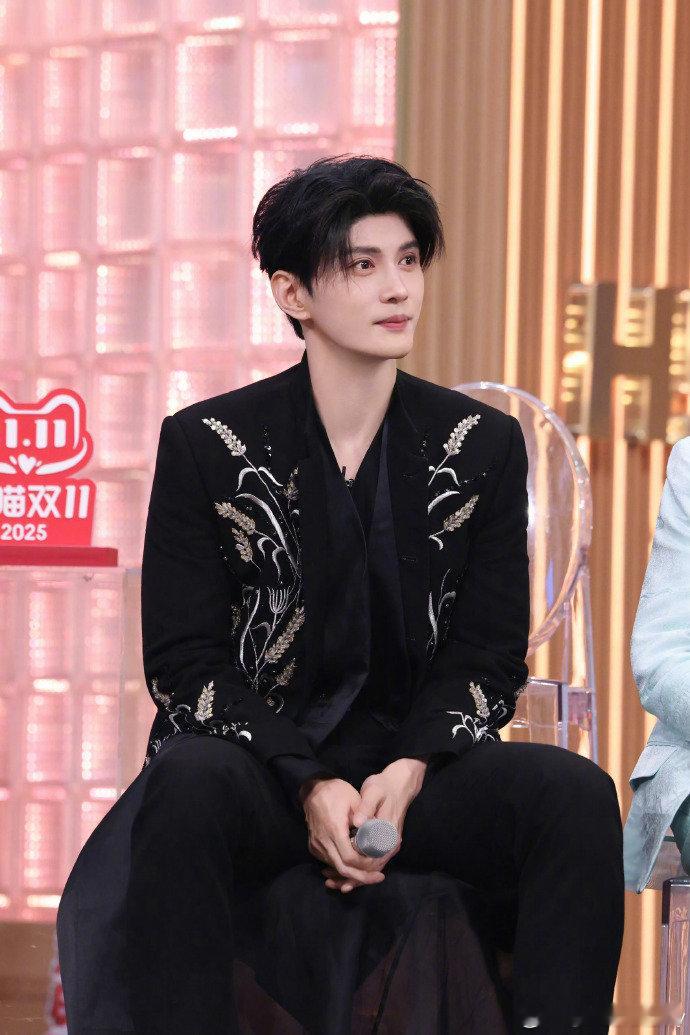 徐正溪[超话]何炅说只想看徐正溪跳舞救命！徐正溪跳舞主打一个 “四肢各跳各的”，