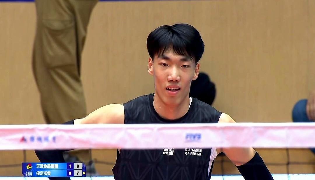 天津排球出了个“异姓姐弟”？

看天津男排比赛，老伴在旁边突然来一句：“这小伙子