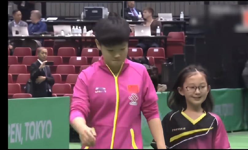 刷到孙颖莎牵手小球童出场的一幕幕，瞬间被触动了。
从早年日本公开赛牵着小丫头往前