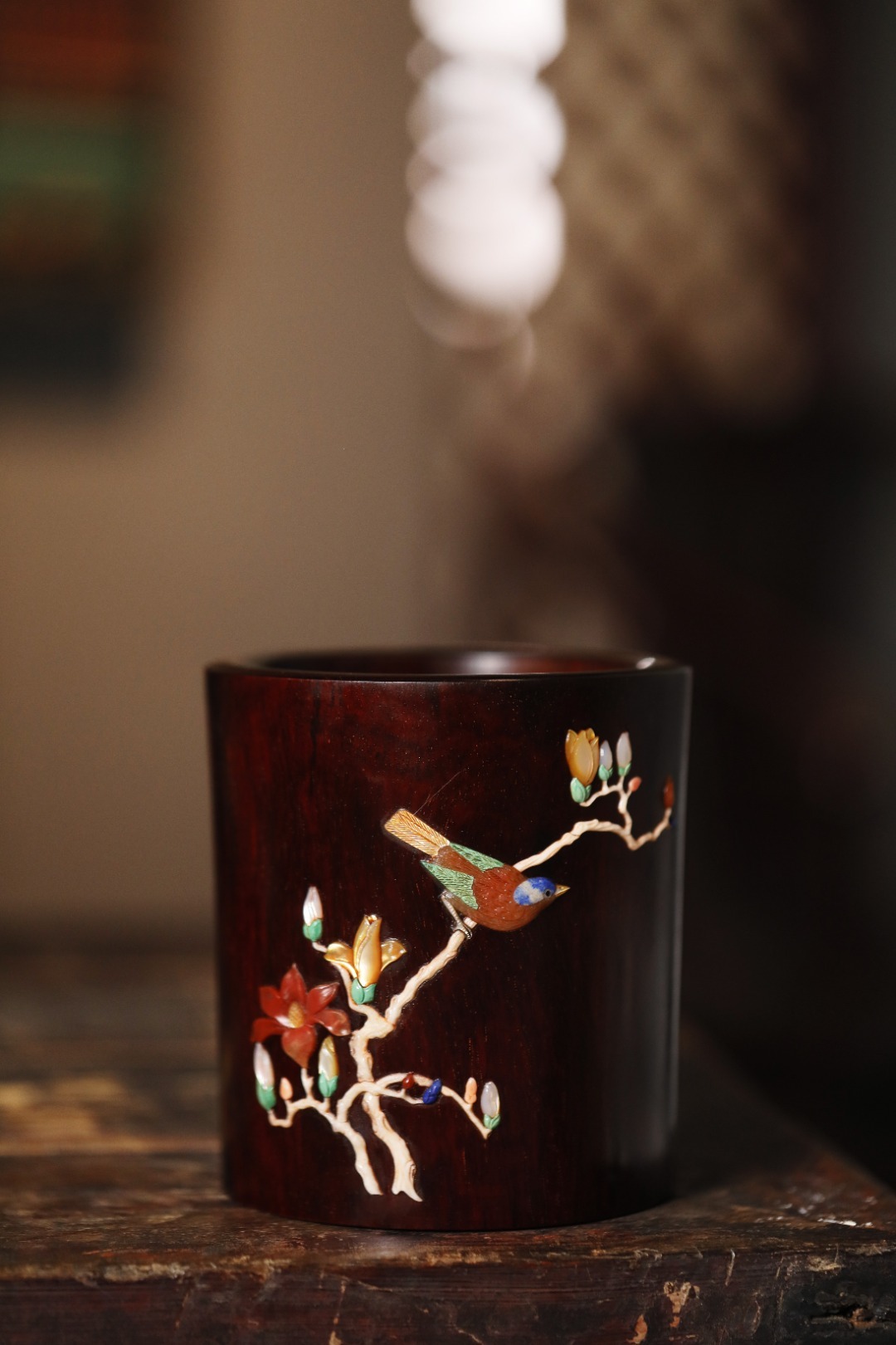 小叶紫檀【玉堂富贵】笔筒择取带金星老料一木挖掏，外壁以百宝饰玉堂富贵图，画面生机