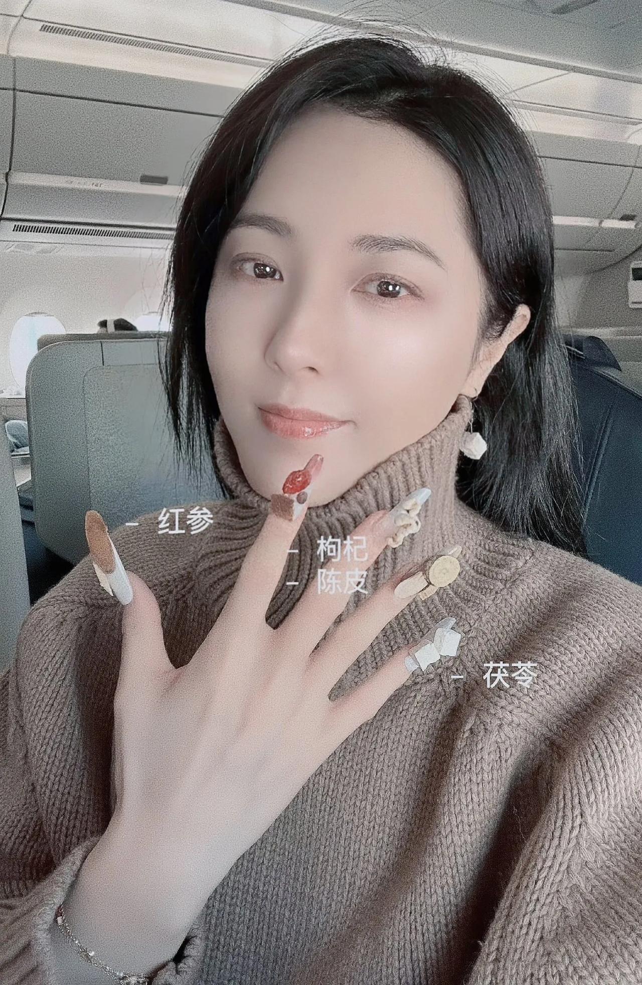 @曾黎 最新，
今天，姐姐我亲自给自己做了中药美甲，既赏心悦目又养生健体，棒棒哒