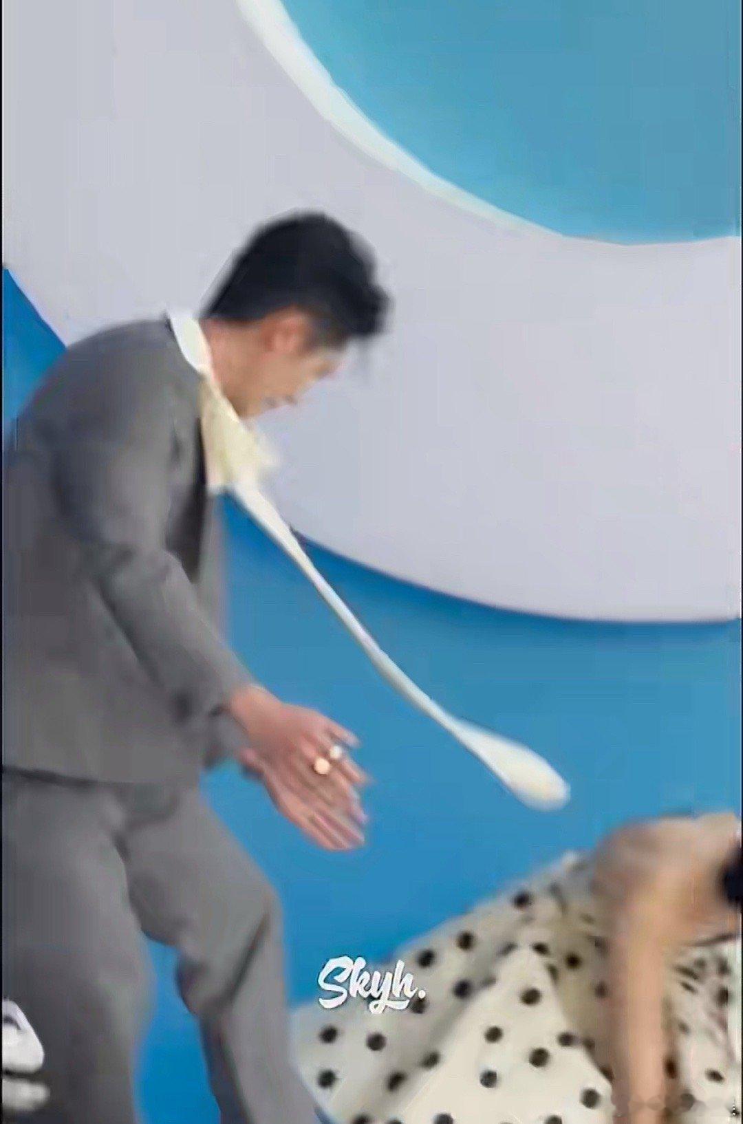 林允红毯摔倒林允这次摔倒纯纯是因为礼裙下面的设计，不容易迈开腿，但不得不说不好穿