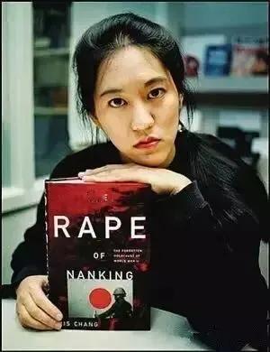 那晚，张纯如看着血淋淋的图片，突然浑身颤抖起来，尤其是看到日军砍杀婴儿时，她眼睛