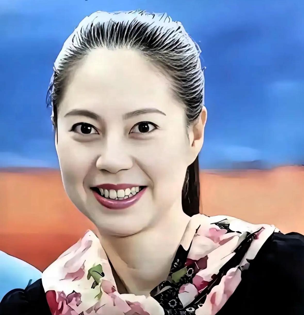 她在比赛期间叛逃美国，令中国队遭受重创，32年后回国，目的不是道歉而是圈钱，北京