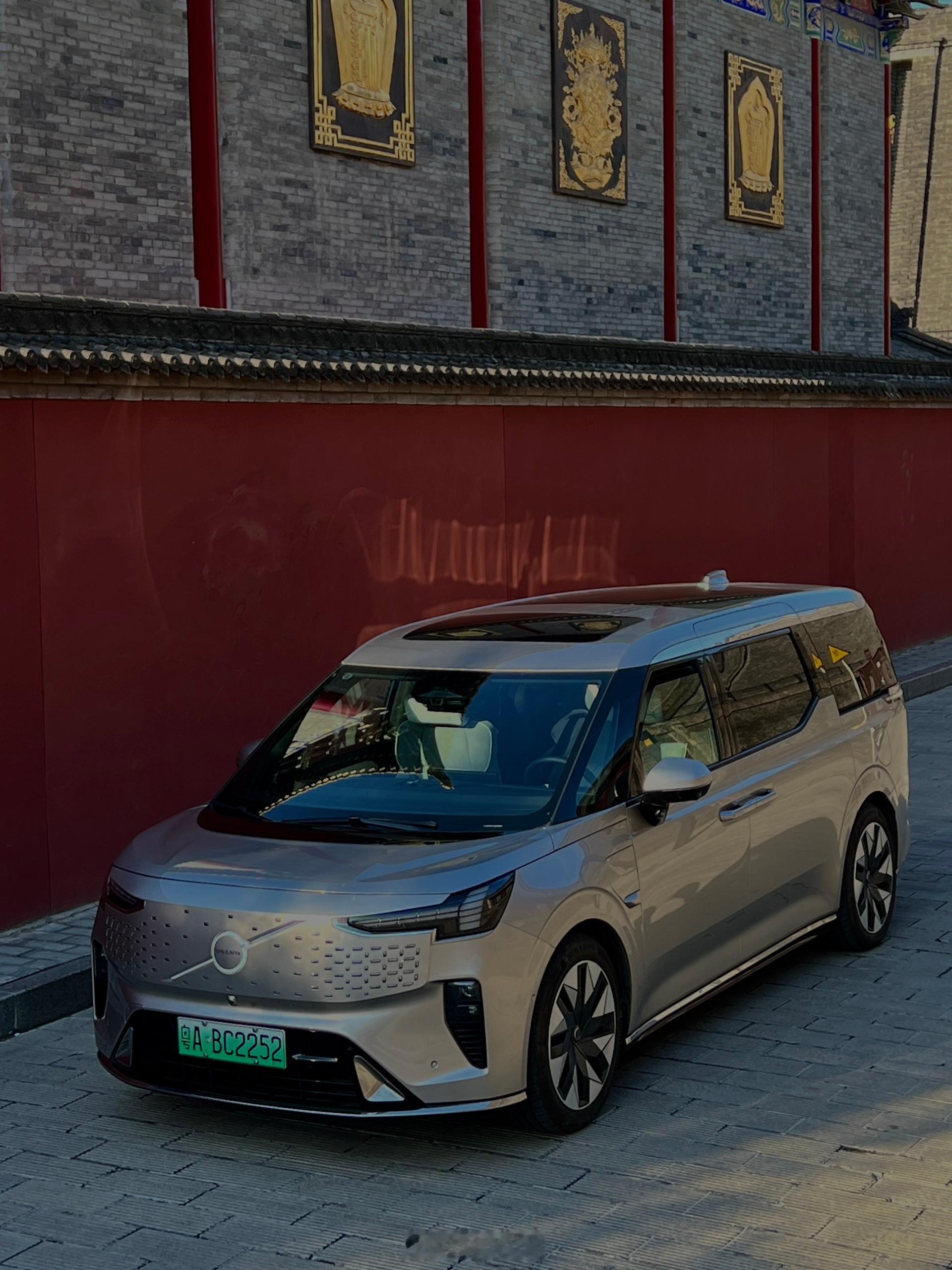 开过沃尔沃EM90从深圳往返西安，开过宝刀未老的c30从广东到浙江，开过C40在