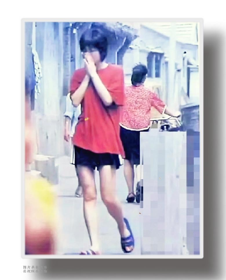一张尘封多年的老照片，揭开了王菲那段鲜为人知的胡同岁月。
 
当年和窦唯处在婚姻
