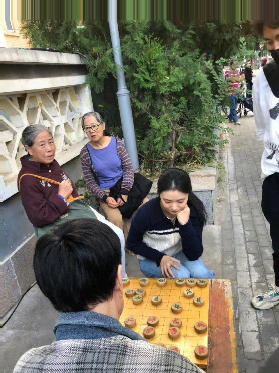 快来看刘浩存下象棋了 ​​​