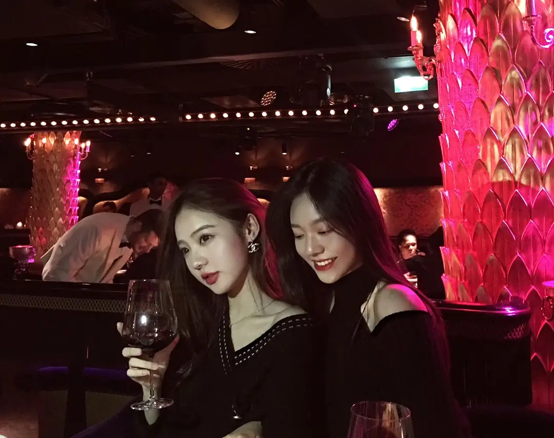 她俩也认识吗 娱乐圈真的是一个圈… 
