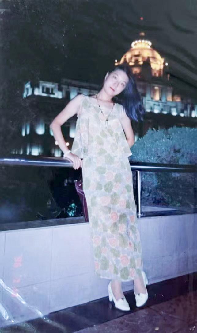 敏儿Jessyy多年前23岁时全身照。 ​​​