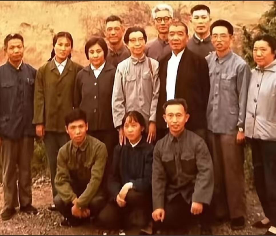 我敢说！能认出中间这个女士，应该不会多，一眼就能认出来的人，绝对不多！