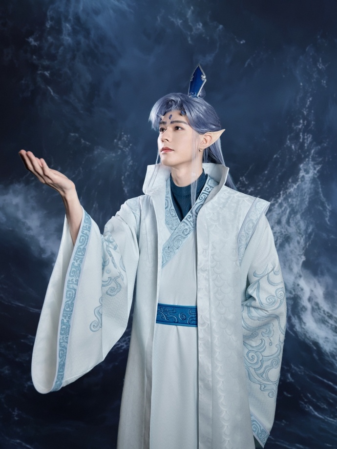 龚俊cos敖丙公式照 龚俊cos敖丙公式照，这满分神感的还原度​ ​​​