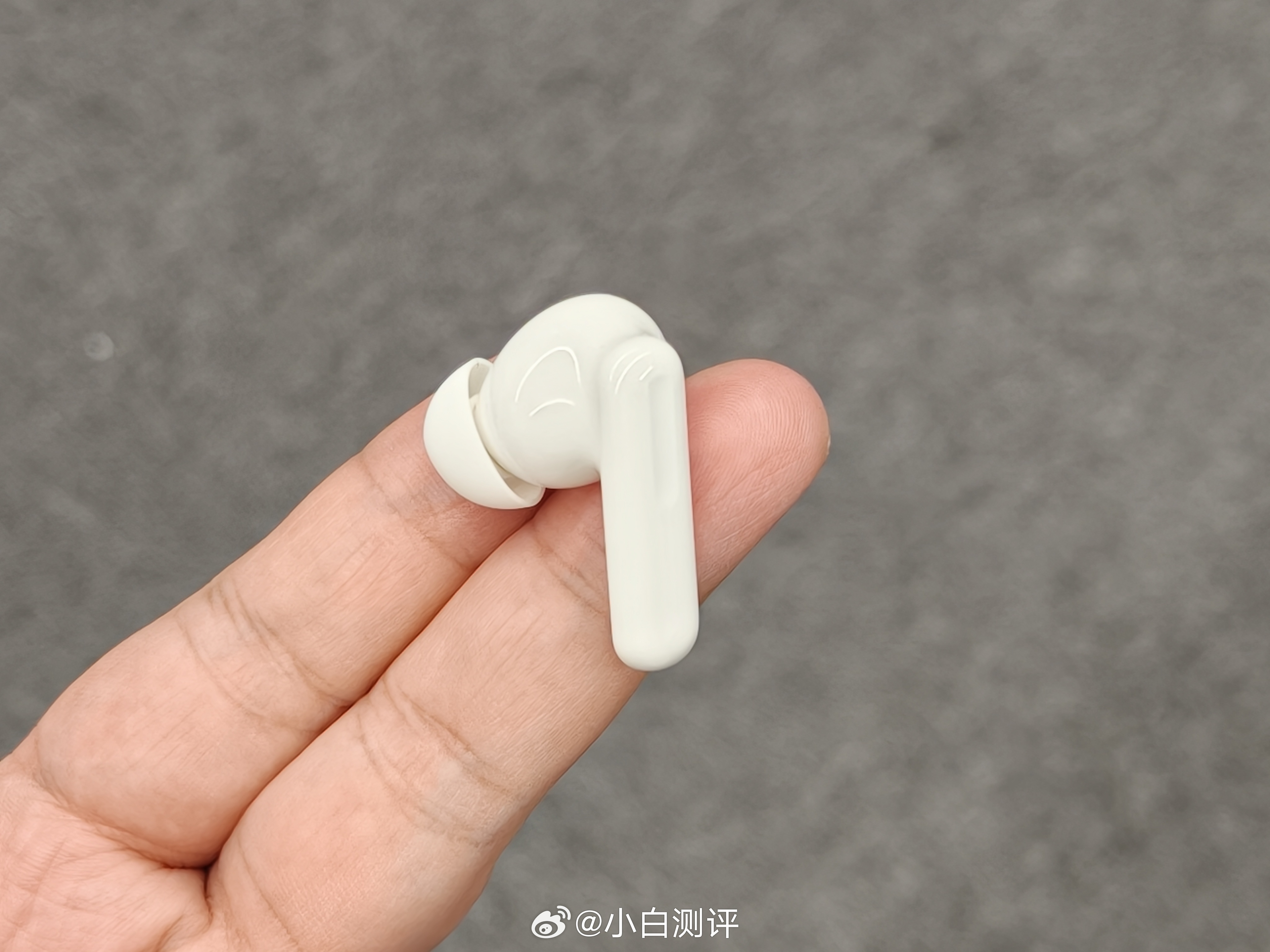OPPO新发了个Enco Air5 Pro真无线耳机，降噪、续航都比上代提升很多