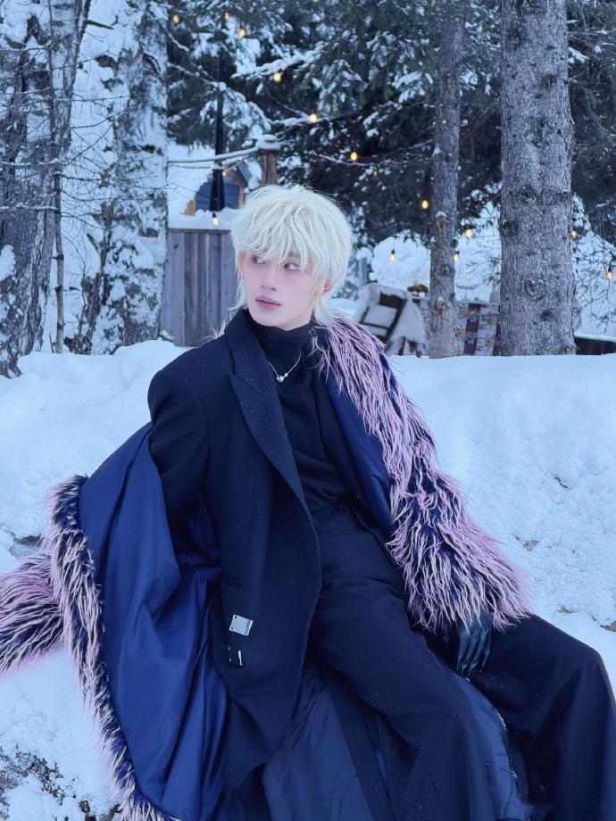 丁程鑫白发冷都男 雪地的live图真的也太帅了吧，咱们的丁程鑫白发冷都男！完全感