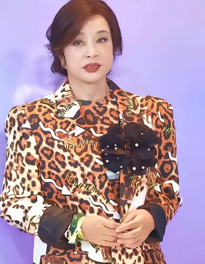 刘晓庆低头认错了。75岁的她，在家庭聚会上抱着妹妹的孙子，突然感慨：“孩子，才是