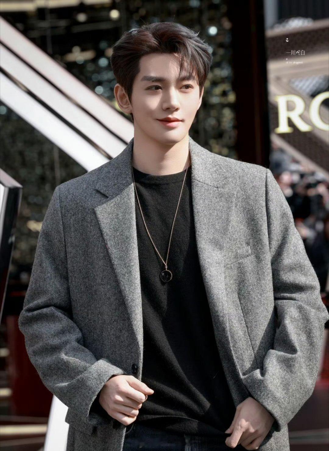 邓为今日线下活动现场生图来咯，大家觉得这状态如何？瘦了吗邓为直播状态