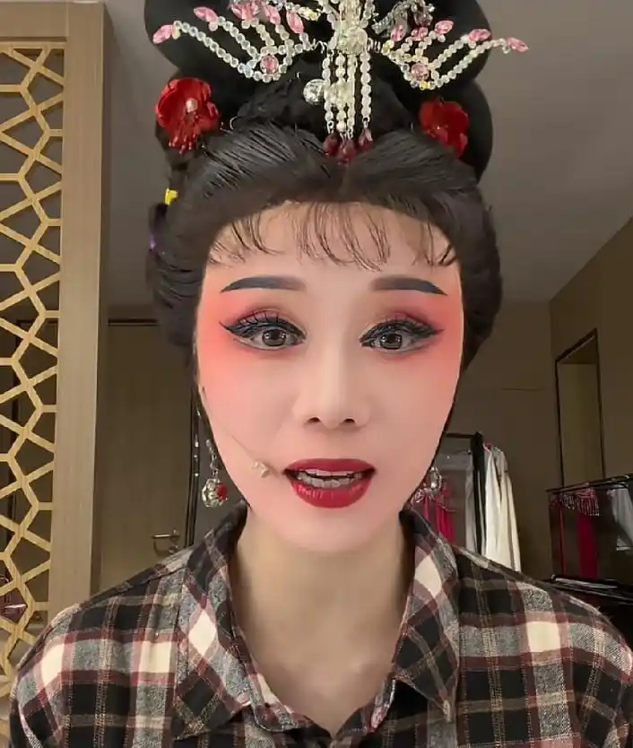 吴琼退休后定居北京头发全白了，还要照顾大11岁的婆婆，但她就是放不下唱戏坚持上台