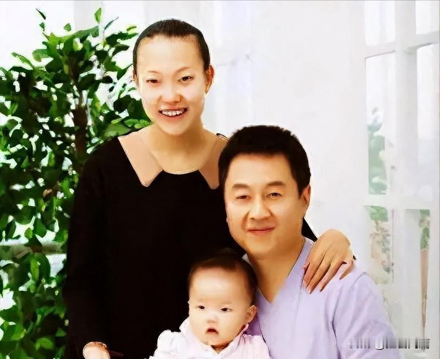 国乒名帅施之皓，两段婚姻，两个孩子，一个叫施泽西，一个叫施泽楠。

第一任妻子是