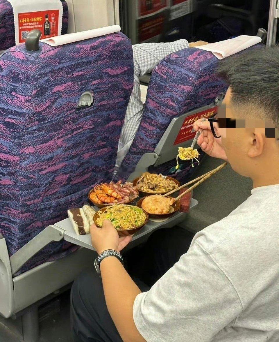 网友：讨厌那些把高铁当自己家一样的人！让你吃东西了吗？我饿了一天了，啥都没吃，一