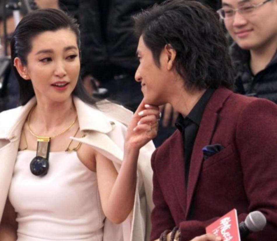 一次，李冰冰问陈坤：“我这所有接吻、拥抱、洗澡的戏，都和你拍了，我这辈子你就看着