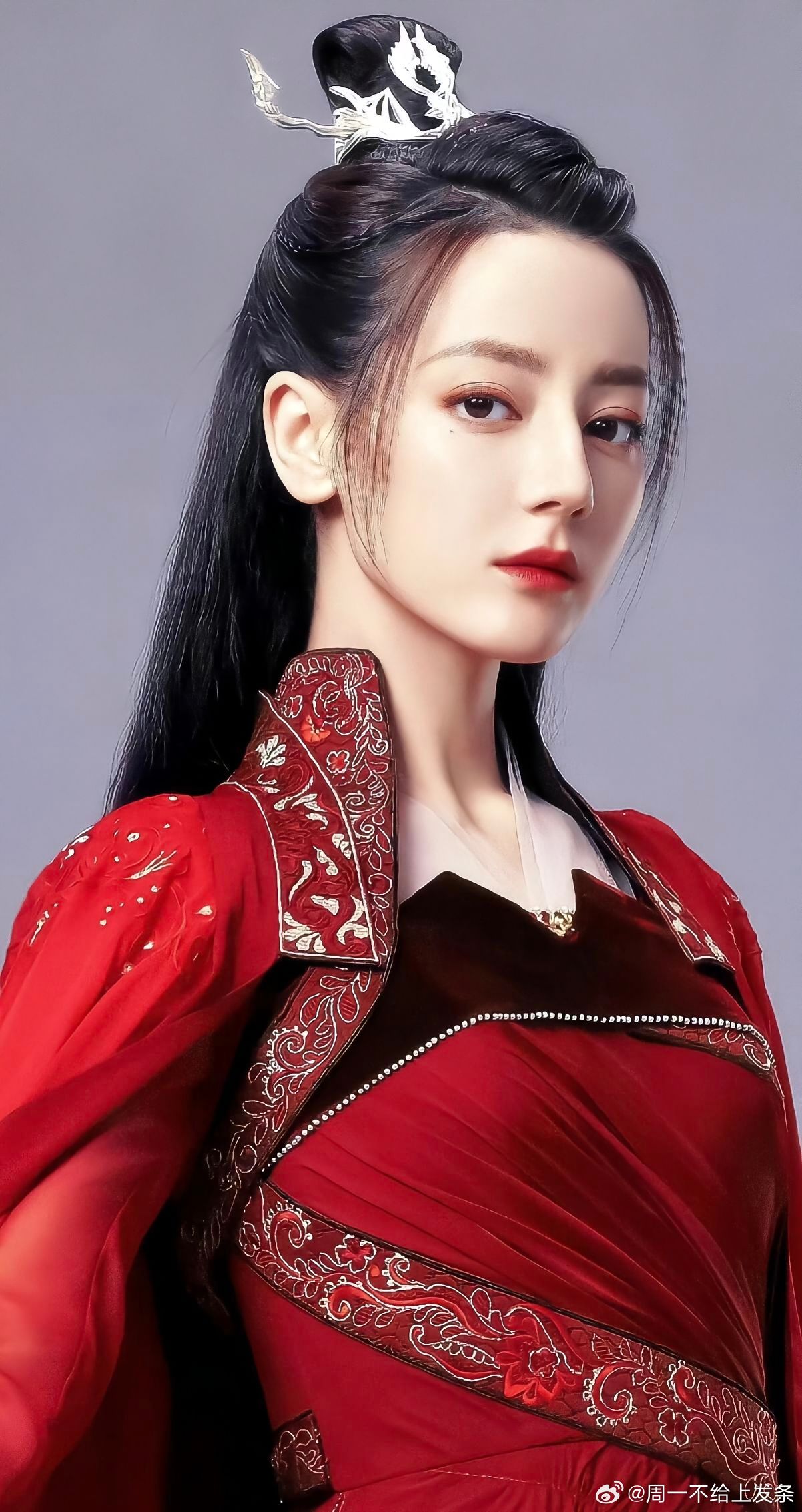 迪丽热巴 迪丽热巴古装造型封神！一袭华裳勾勒绝美身姿，眉眼如画自带清冷破碎感，一