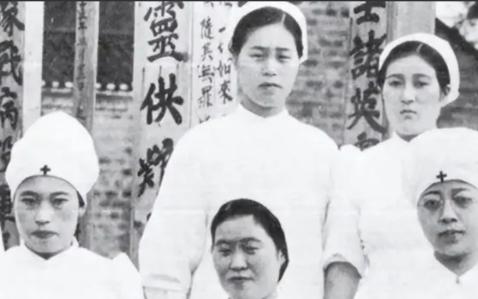1946年除夕夜，一群女护士以“吃药”为借口，将毒药送入解放军伤员的嘴中，到了凌