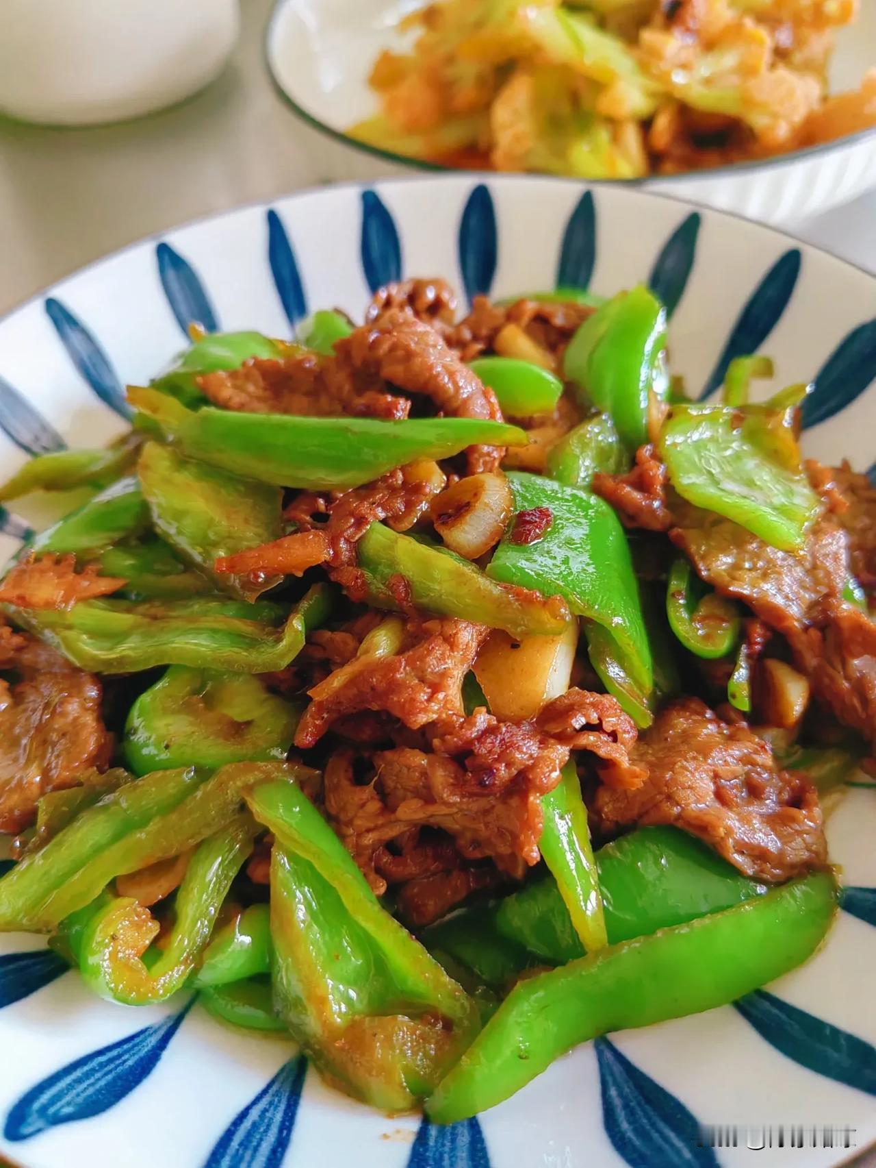 高二娃的午餐
这两天都在清理冰箱食材，有啥做啥。
青椒牛肉，清蒸鲈鱼头，炝炒菜花