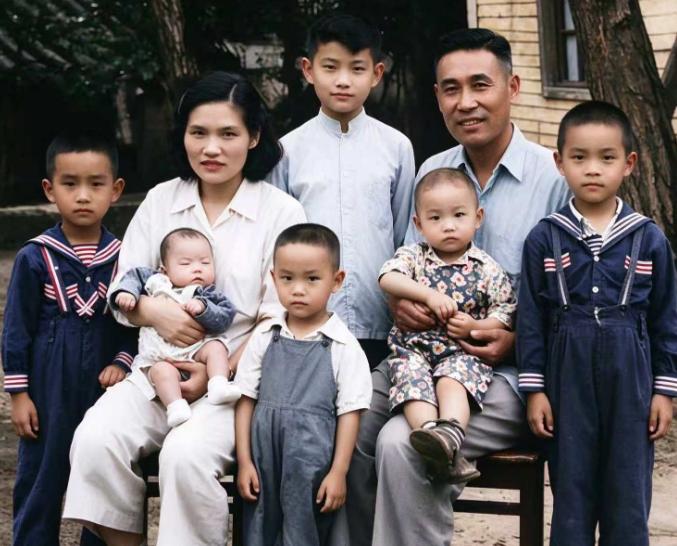 1957年冬天，北京。一场告别仪式上，抬棺的是彭德怀元帅和陈赓大将。棺材里躺着的