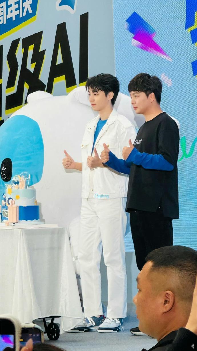 看过来呀！#王俊凯北京线下活动人气##王俊凯北京活动状态#俊凯在北京线下活动中展