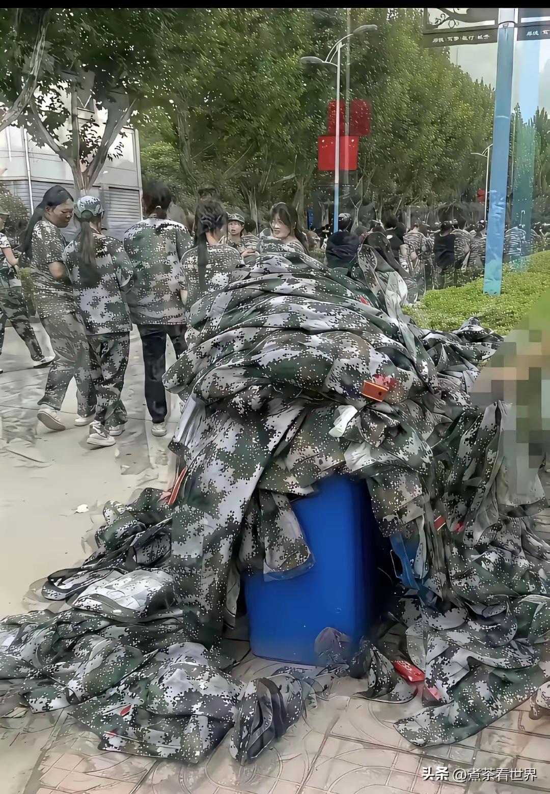 军训服成“一次性垃圾”的思考

垃圾桶旁，迷彩服堆成小山，
像一场仓促的散场。