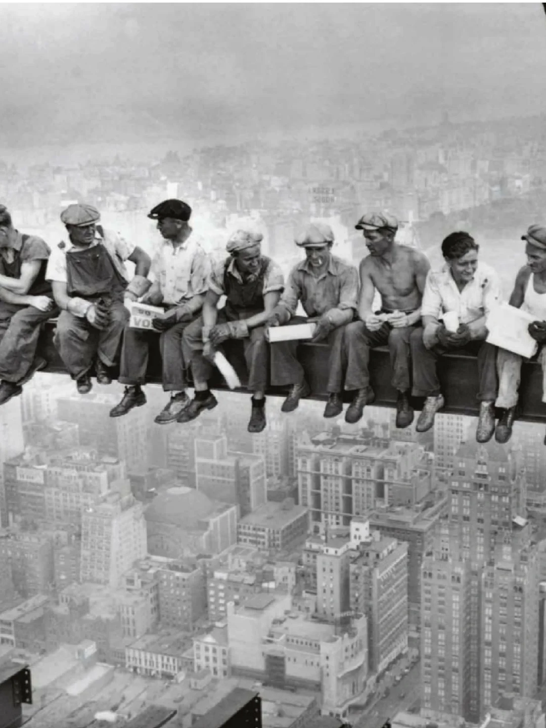 1932年9月29日，工人们在洛克菲勒中心的最高楼——美国无线电公司大...