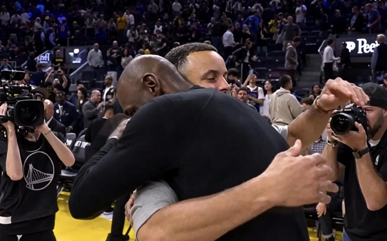 詹库相拥！这一幕，且看且珍惜！
湖人与勇士比赛结束后，两队球员相互打招呼，当库里