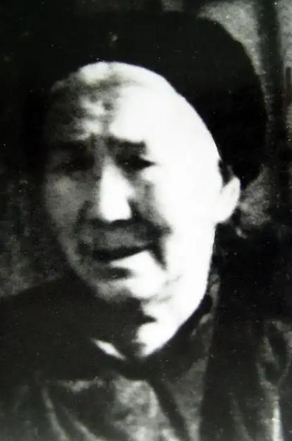 1949年，58岁的邓玉芬坐在窝棚门口，她先后把6个儿子送去参军，却接连接到阵亡