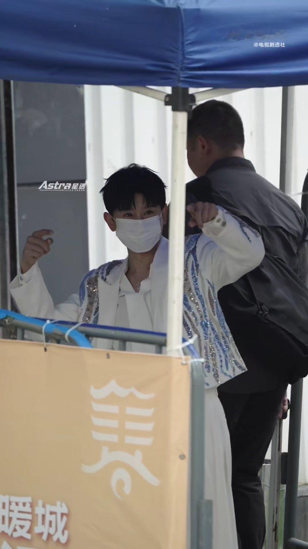 张杰国乐无双路透张杰亮相《国乐无双》路透看点满满，多款造型风格多变，猫耳扮相俏皮