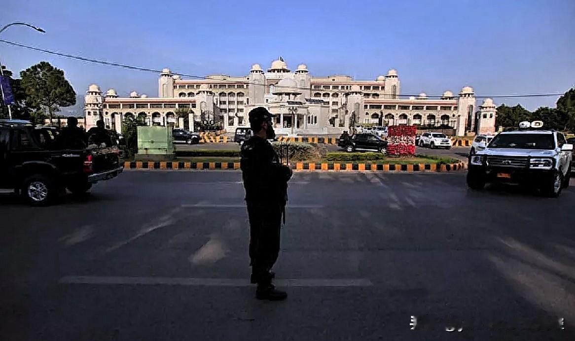 【巴基斯坦首都也发生汽车爆炸事件】
    周一晚上，印度首都德里“红堡”地铁站