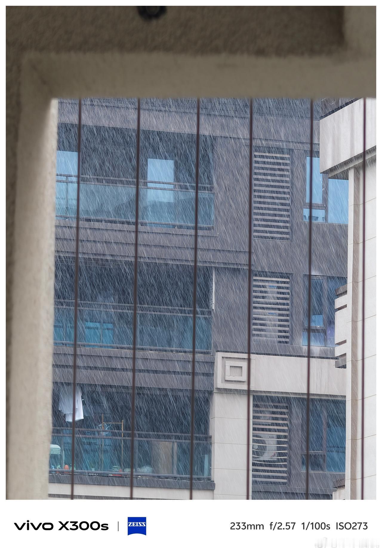 重庆的雨下的太大了，刷视频合川区又被淹的很严重，雨够了，雨够了，赶紧停雨吧[流泪