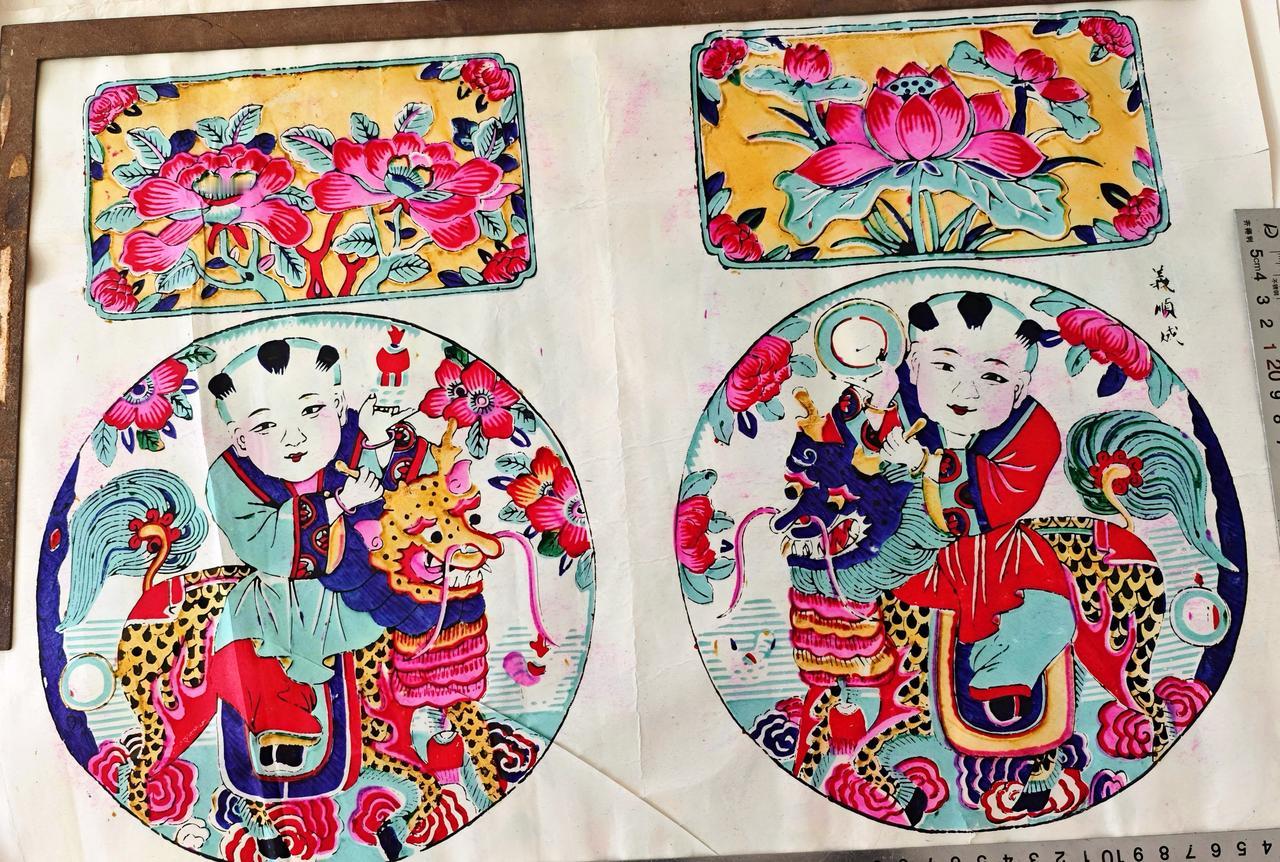 你敢想信吗，泛黄年画里的旧时光：一张《麒麟送子》，藏着中国人最暖的念想
 
当指