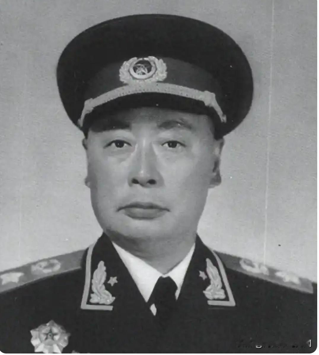他是新中国上海市首任市长。
主政期间，打击银元黑市，稳定粮、棉、煤价格，落实“公