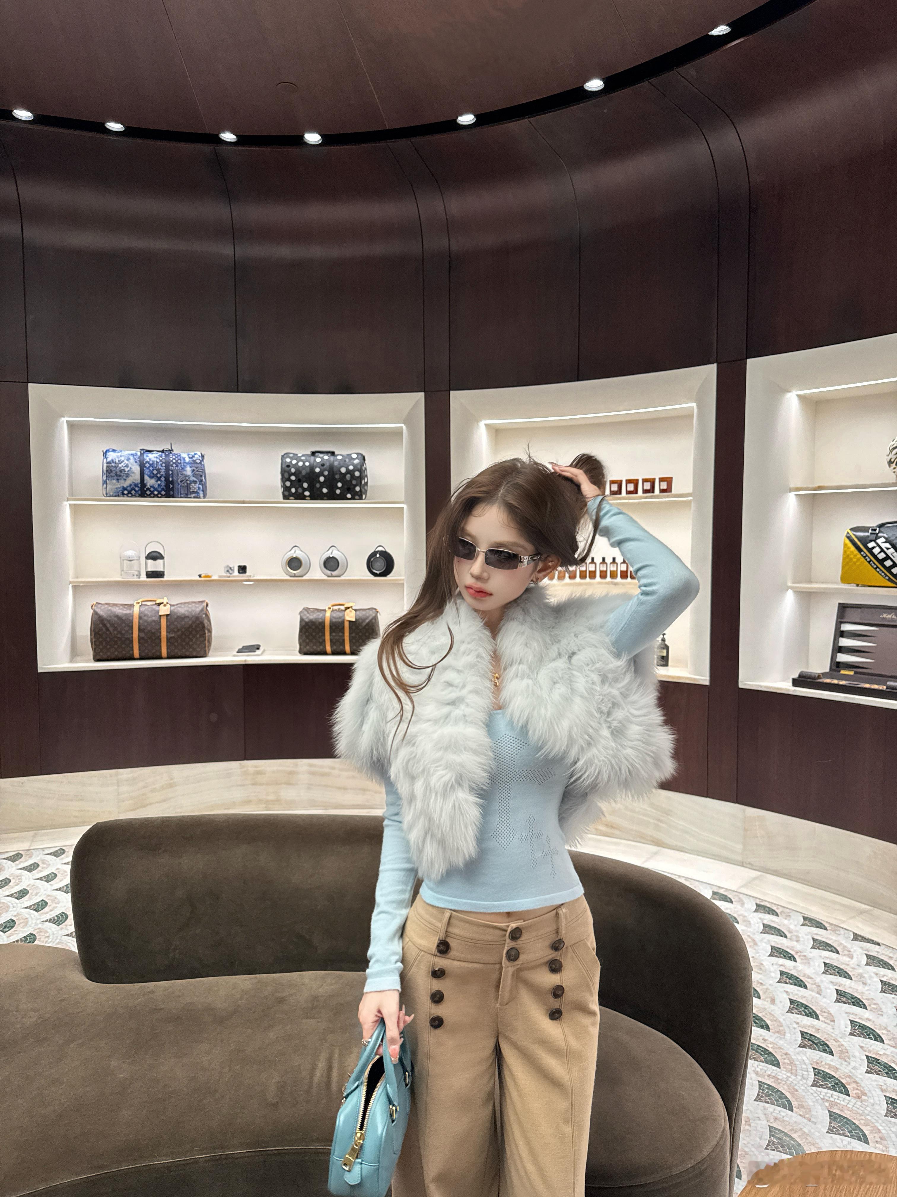 美女们 今天出预览！一年一度做皮草的时候 定染独一份儿的月白蓝 不会过千 说爱我