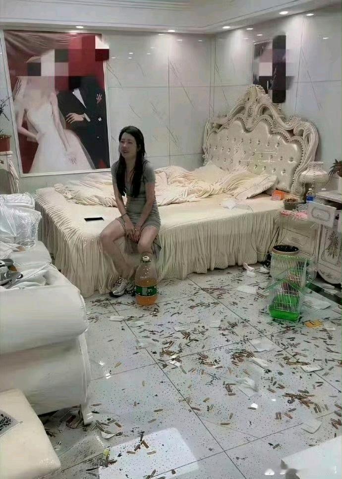 不怪新娘一脸的无奈啊，换作谁不是呢？