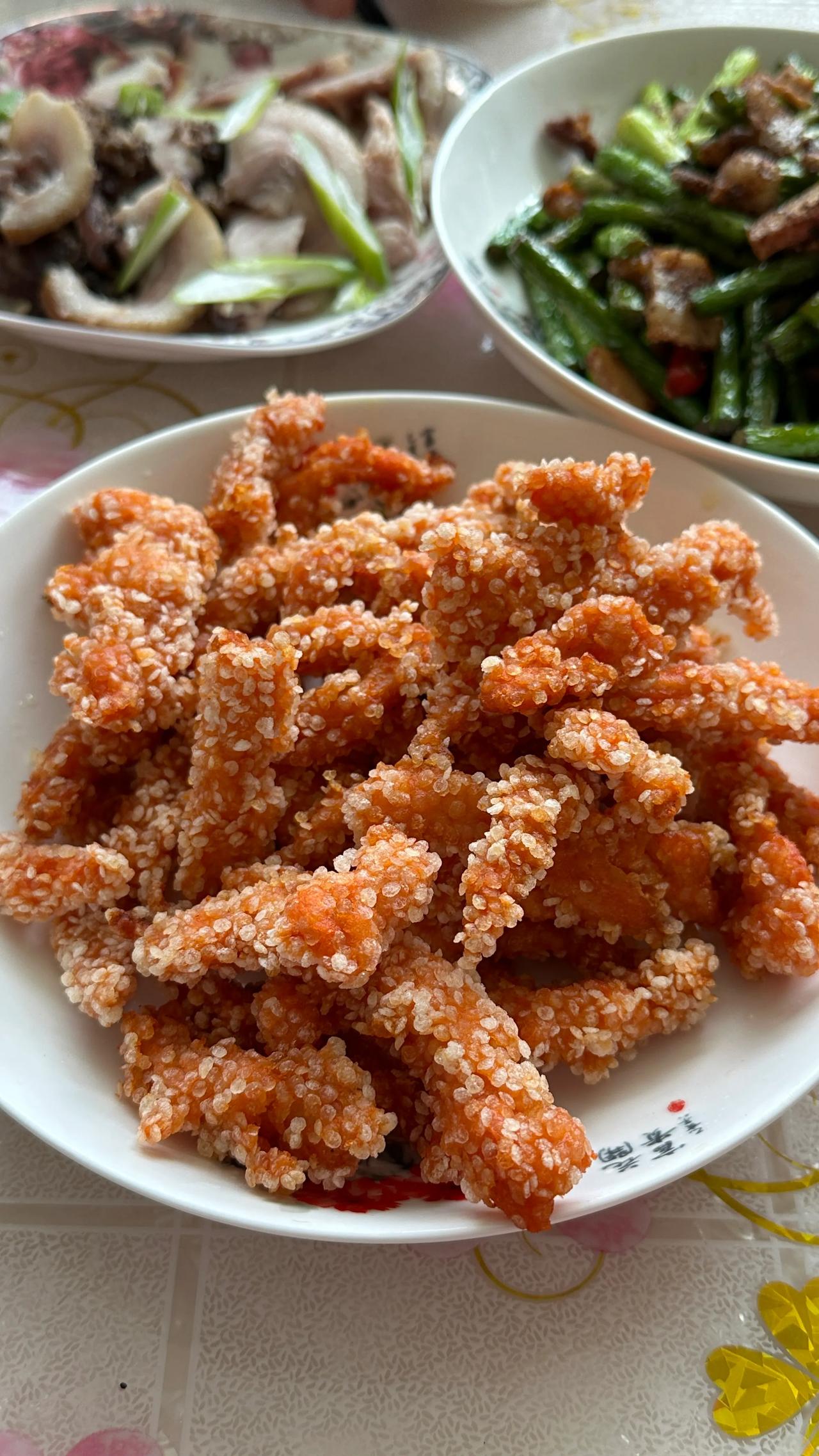 今天来大伯家拜年，看到这道我从没见过的菜，有知道这是什么的吗？