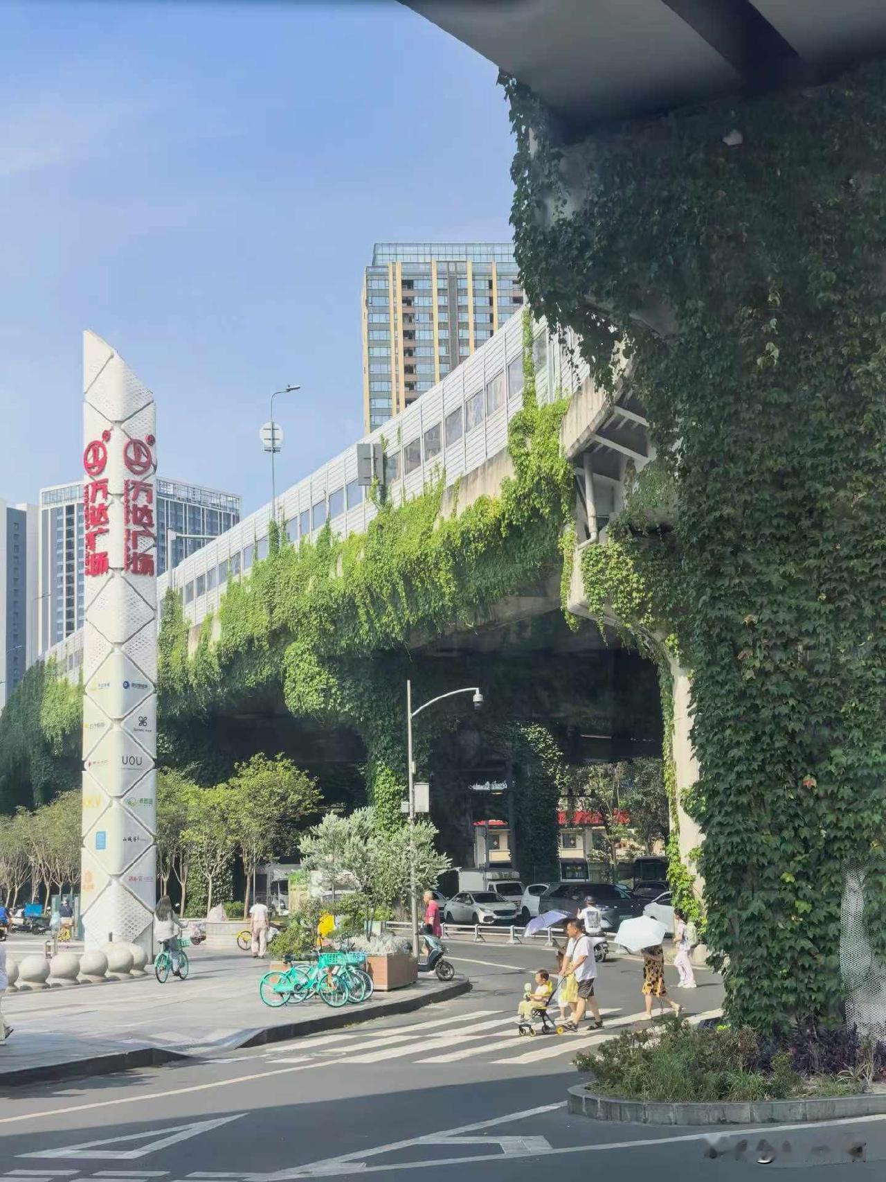 成都公交换乘。
出门就近有大巴，然后两次同站换乘就能到亲戚家吃现成，再享受一下成