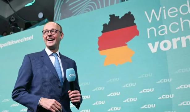 德国驻华盛顿大使馆北京时间2月27日晚写道：“令人振奋的消息：德国总理默茨将于下