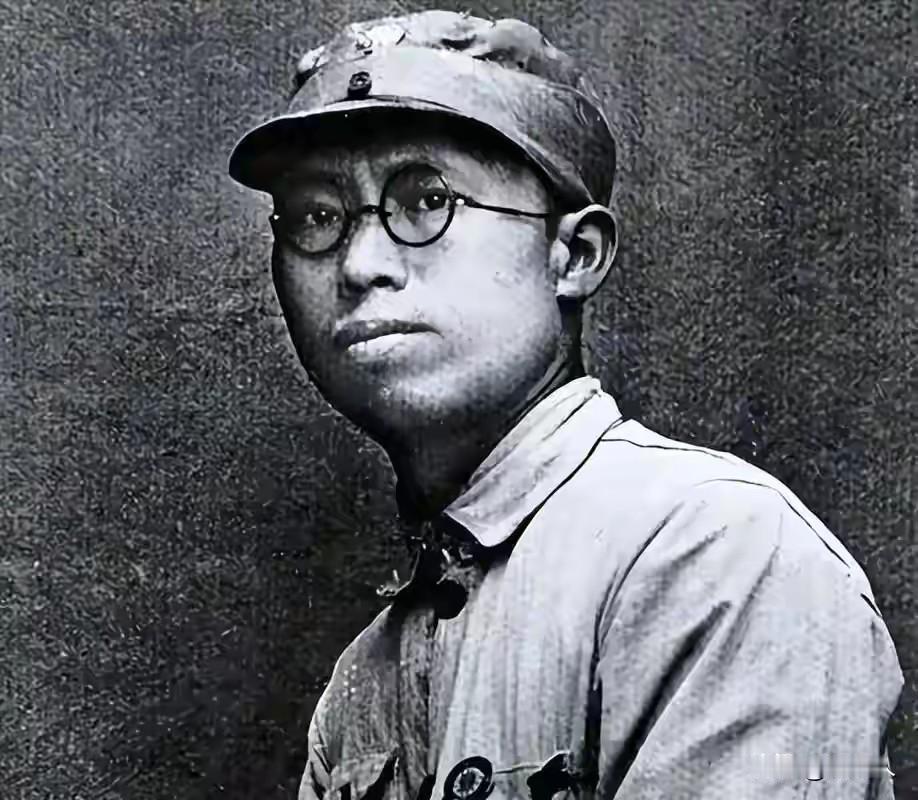1940年秋，山东费县桃峪村，一场干部会议开成了批斗会。坐在台下挨批的，是八路军
