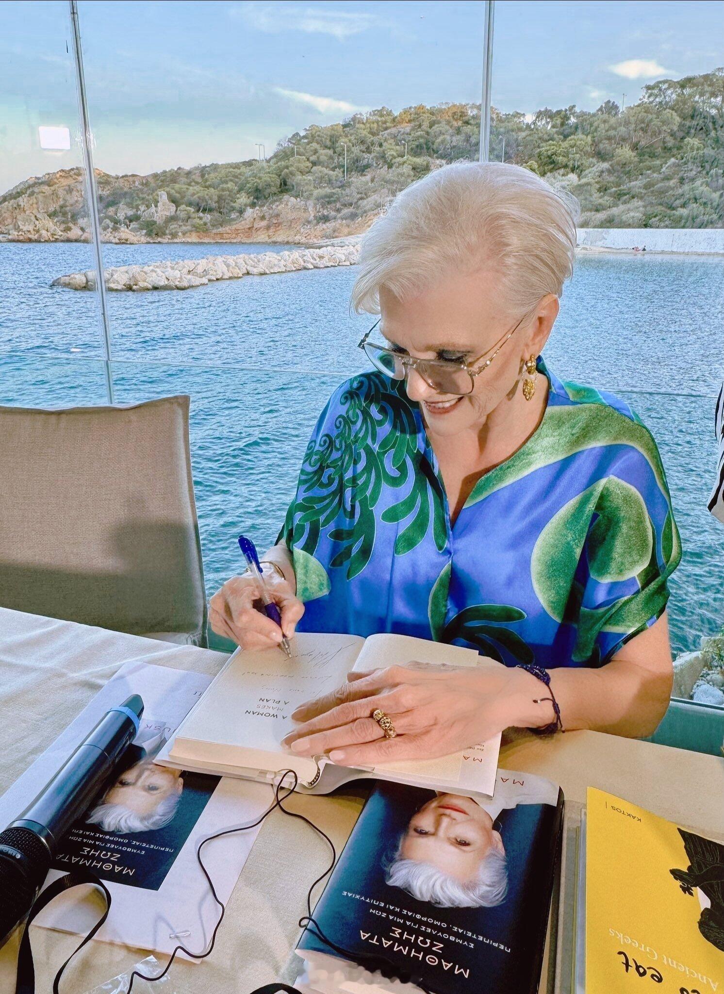 马斯克个人财富暴增超6000亿元 梅耶·马斯克在给自传读者签名，马斯克做首富，妈