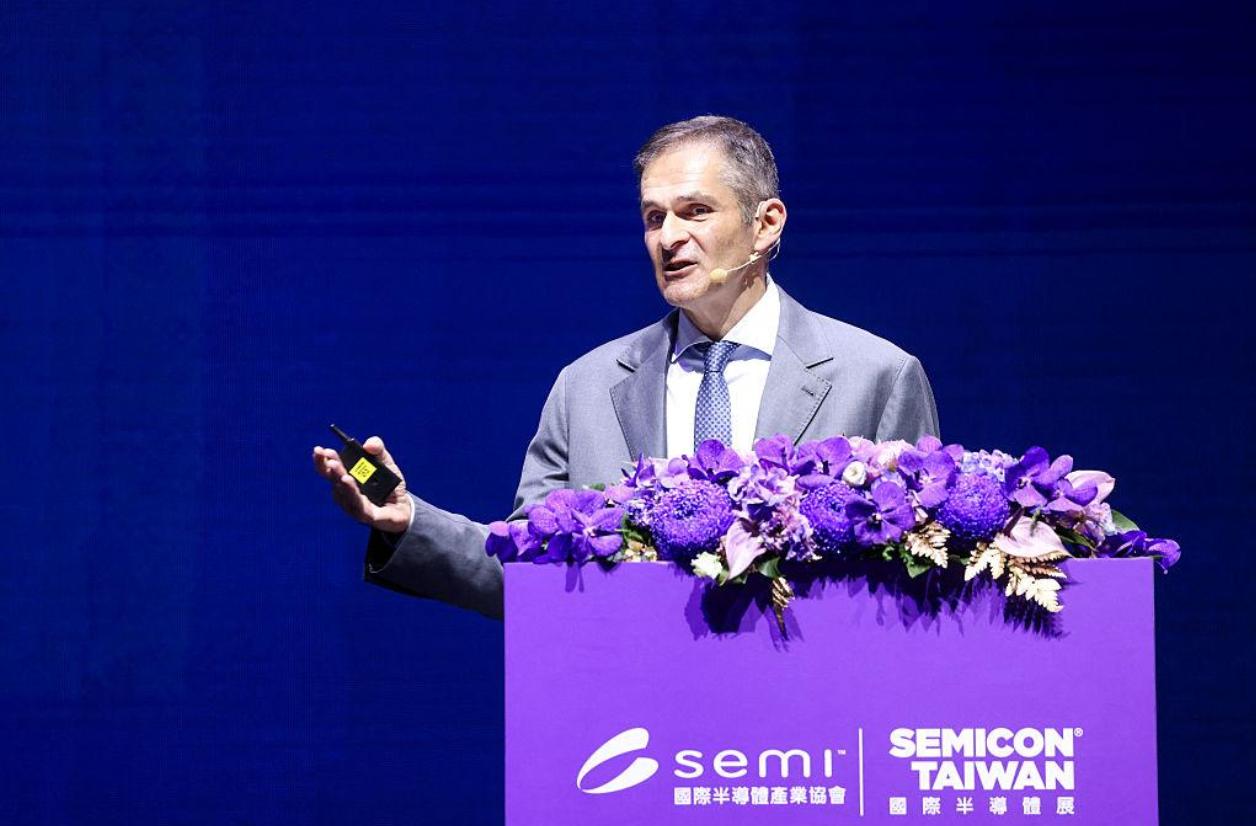 谷歌把自研AI芯片的迭代速度，从两年一代硬生生压到了一年两款。
在SEMICON