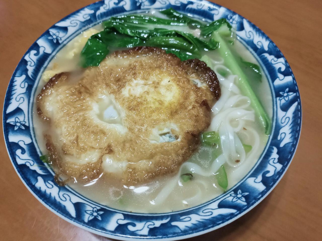 #秋日生活打卡季#
今天早上煮了面条，煎了个荷包蛋，还放了点猪肉和青菜。
一份简