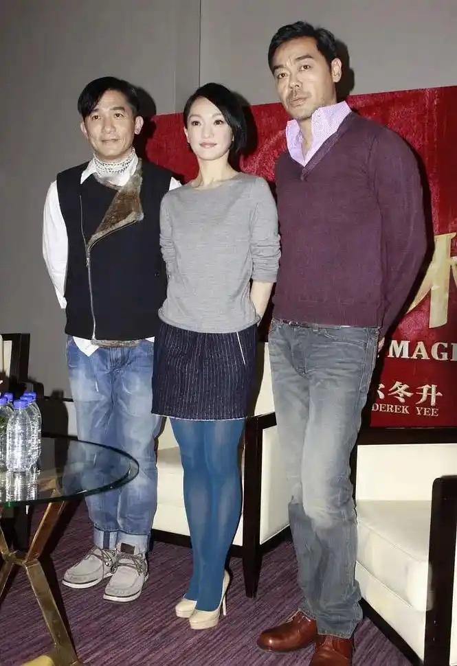 2012年，梁朝伟、刘青云、周迅为电影《大魔术师》路演时的合影。

该片的导演是