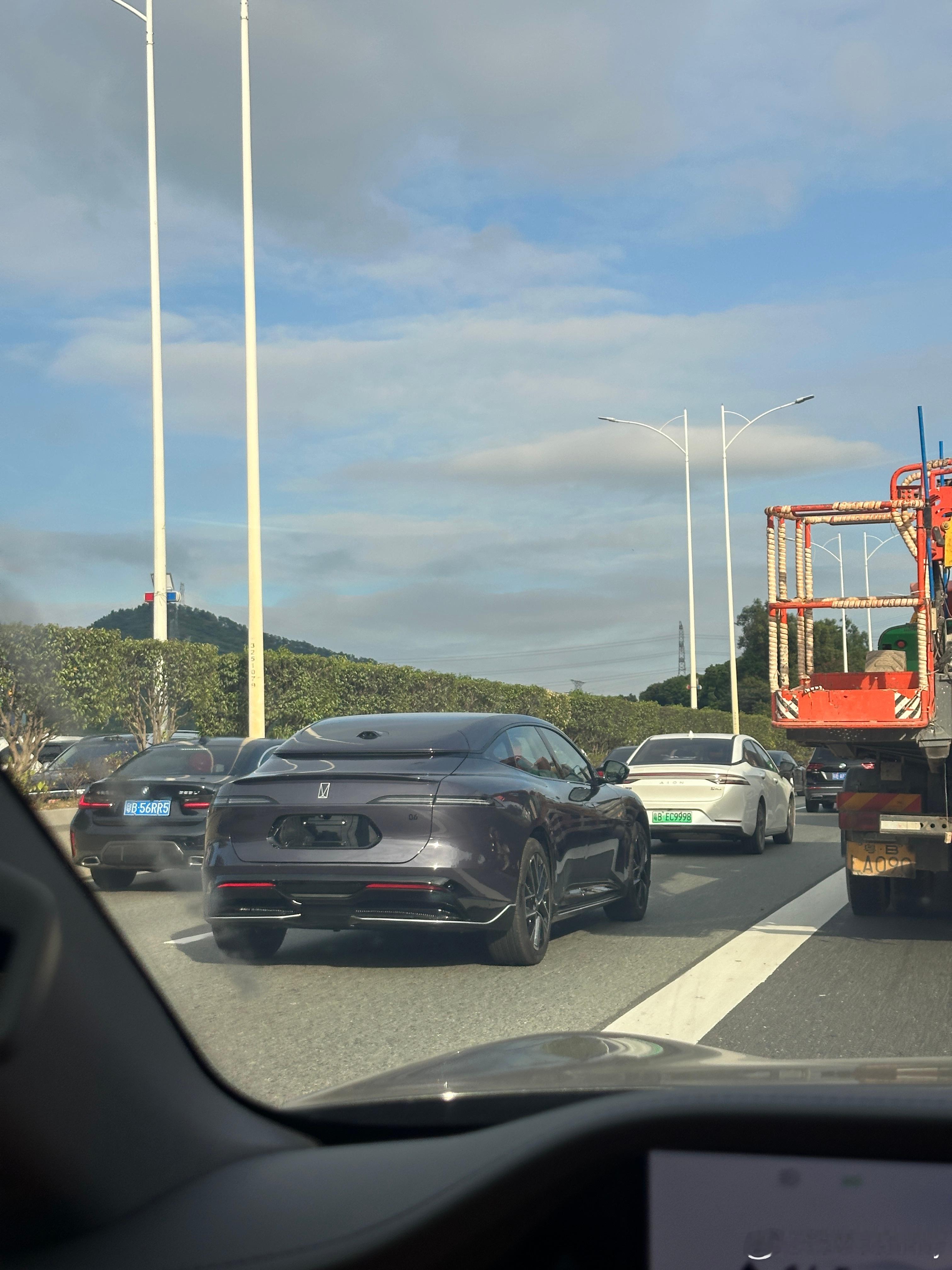 路上的小塔越来越多 