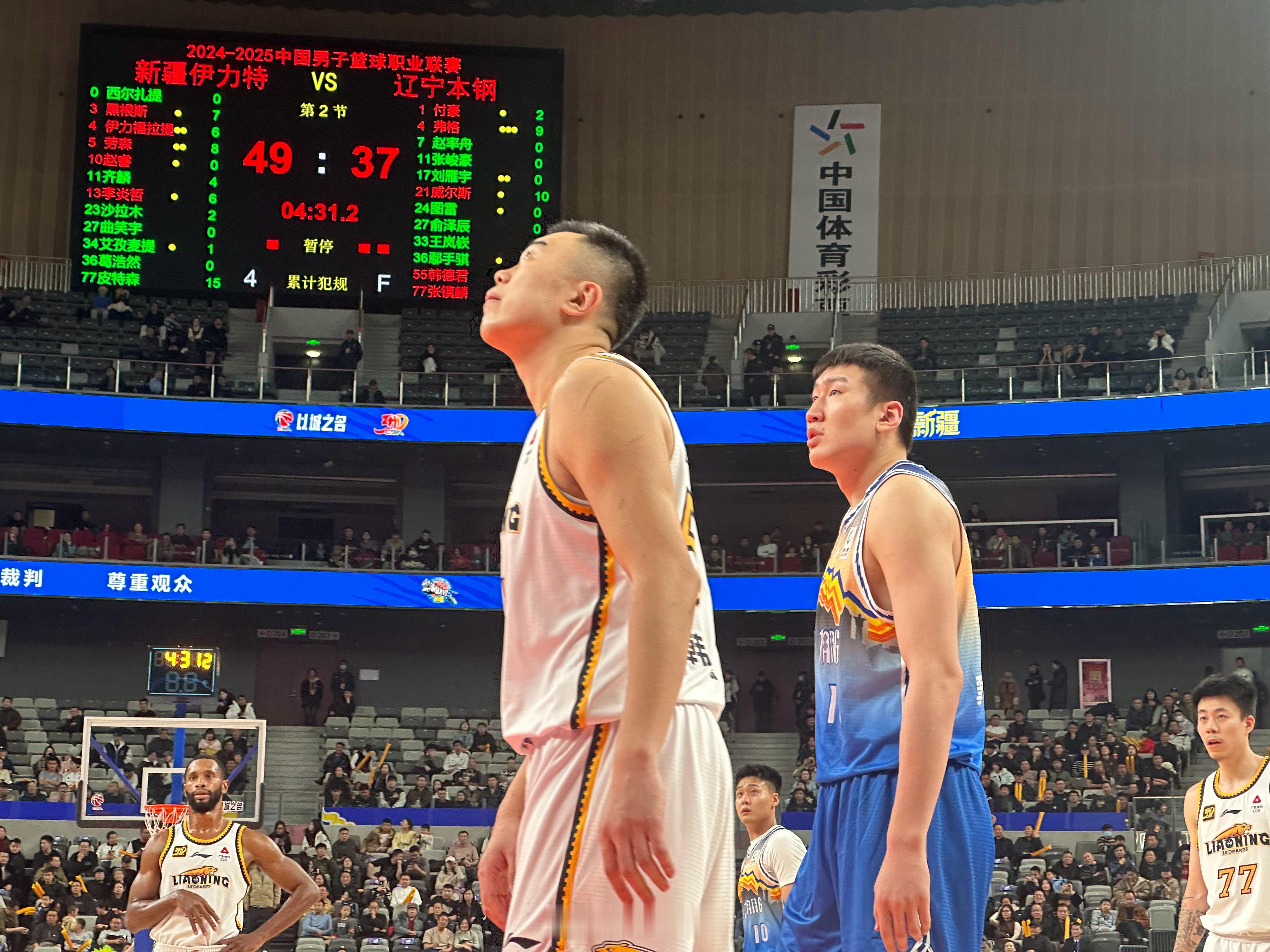 辽宁换上韩德君，新疆这边立刻换上李炎哲，针对性十足！  