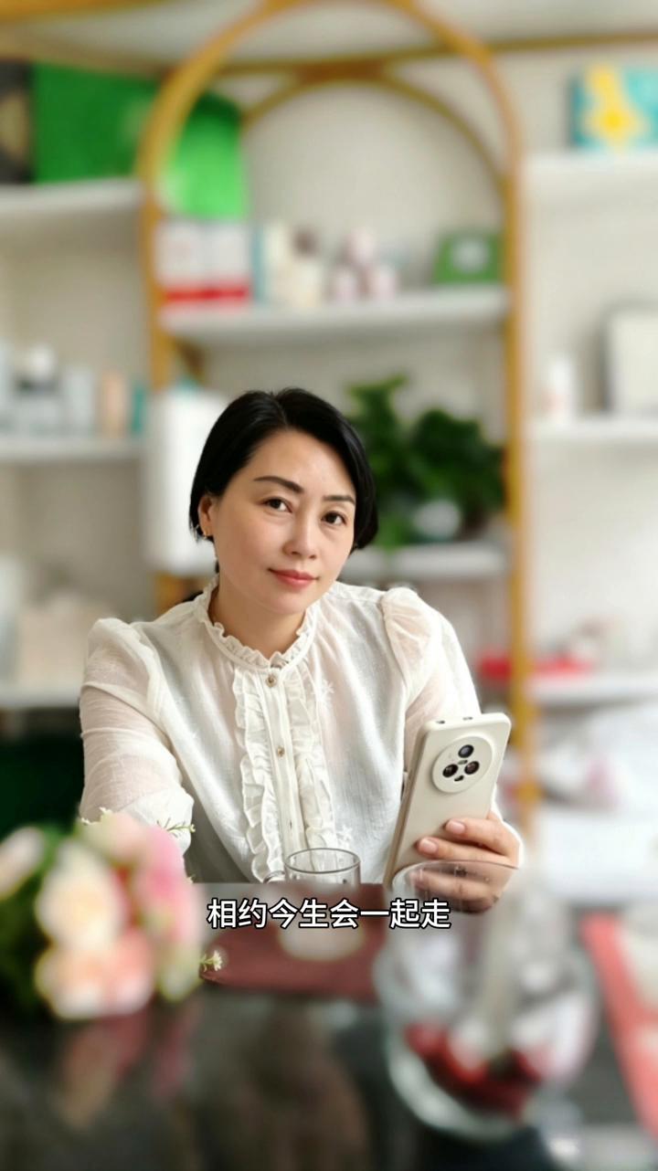 搀扶你的手到永久，相约今生会一起走。今生我们还没爱够，死后也要葬在一个山头。搀扶